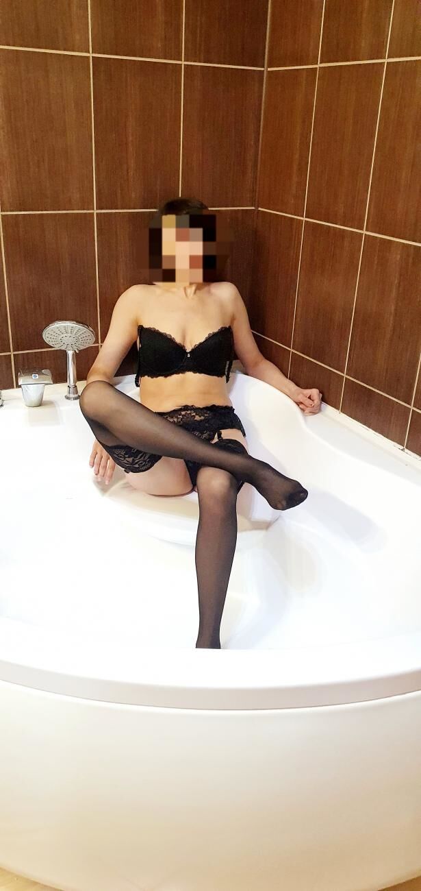 Проститутка Виктория 28 лет сделает с удовольствием минет глубокий и примет у себя