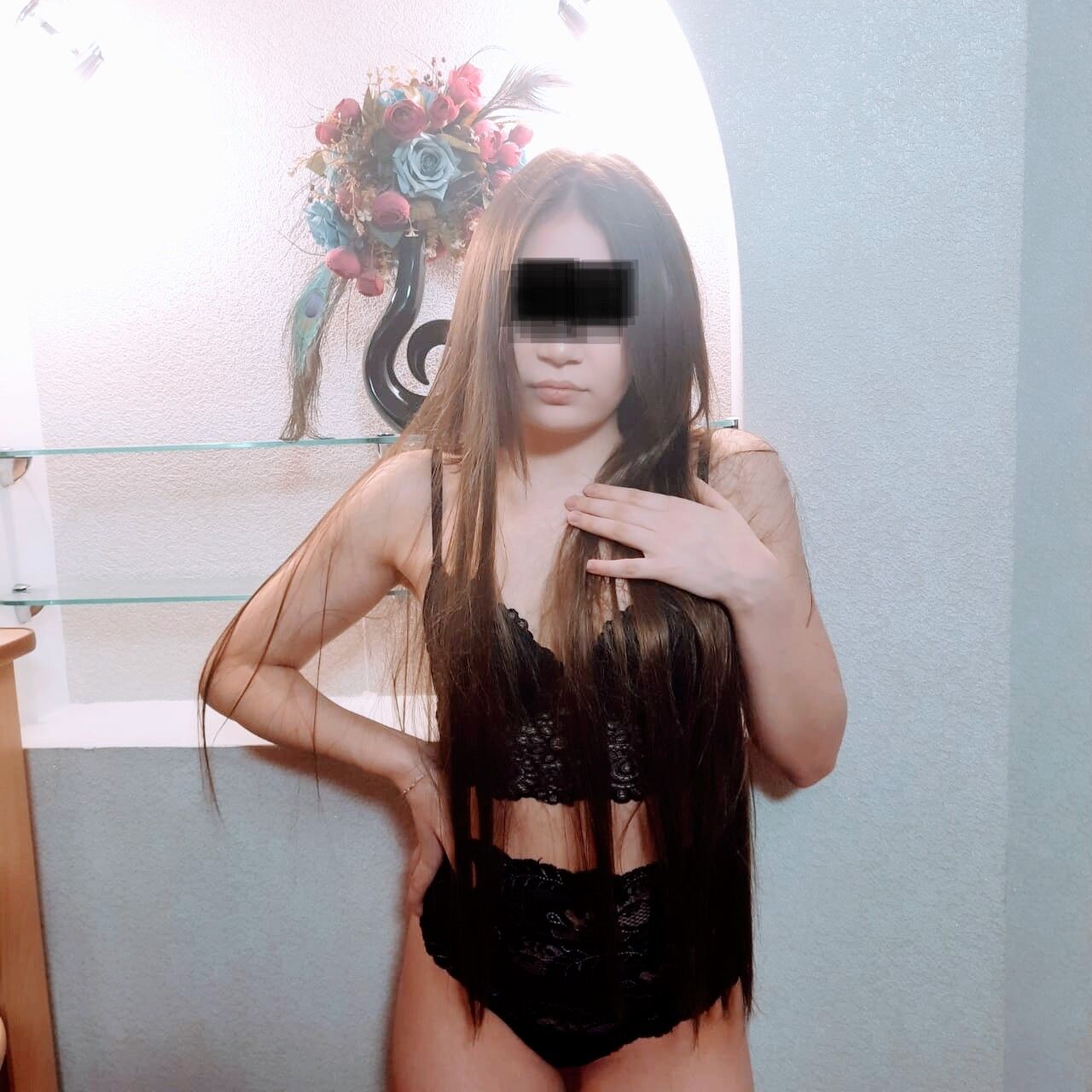 Профессионалка Лена 20 лет сделает с удовольствием классический секс и позовет в гости